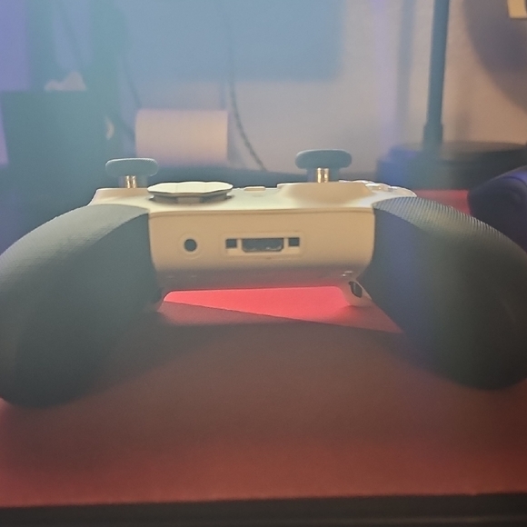 Xbox Wireless Elite Controller Series 2 in White and Black - Picture 4 of 4